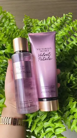 Kit  Velvet Petals Victoria Secret Contém: 1 Hidratante 236ml + 1 Body splesh 250ml Uma fragrância deliciosamente suave de Notas Florais e Amêndoa Caramelada  fazemos envio para toda região do 🇧🇷 📦 chama inbox 