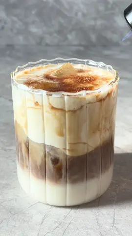 Creme Brulee caramel Coffee perfect for the cozy christmas time🎄#cremebrulee #icedcoffeerecipe #coffeeideas #christmasdrinks #christmascoffee #coffeetiktok #coffeeaddict #itstime #mariahcarey #cremebrulee #caramel #caramelsyrup #christmasrecipe 