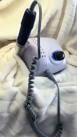 Hola chicas , aqui les dejo el torno de uñas que yo uso , se los aconsejo. Es de muy buena calidad. Tiene 35000 RPM , lo pueden encontrar en #amazon Caja de control fuerte para 102L/105L Micro Motor 65W Manicura Pedicura Máquina Herramientas de Pedal Taladro de Uñas (210+105 35K) https://www.amazon.com/dp/B09HKWHW6C?psc=1&ref_=cm_sw_r_apin_ct_8K3PSY5FEW58DKXVP8WJ&language=en_US