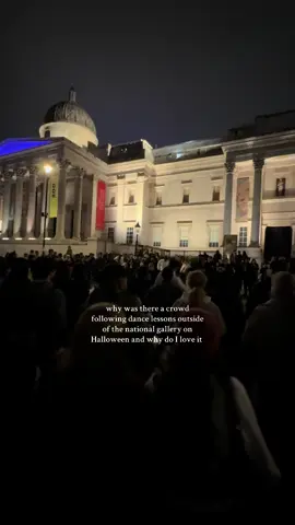 london is just so surreal sometimes #london #halloween #nationalgallery #dance #flashmob #crowd #londonlife #dancingqueen 