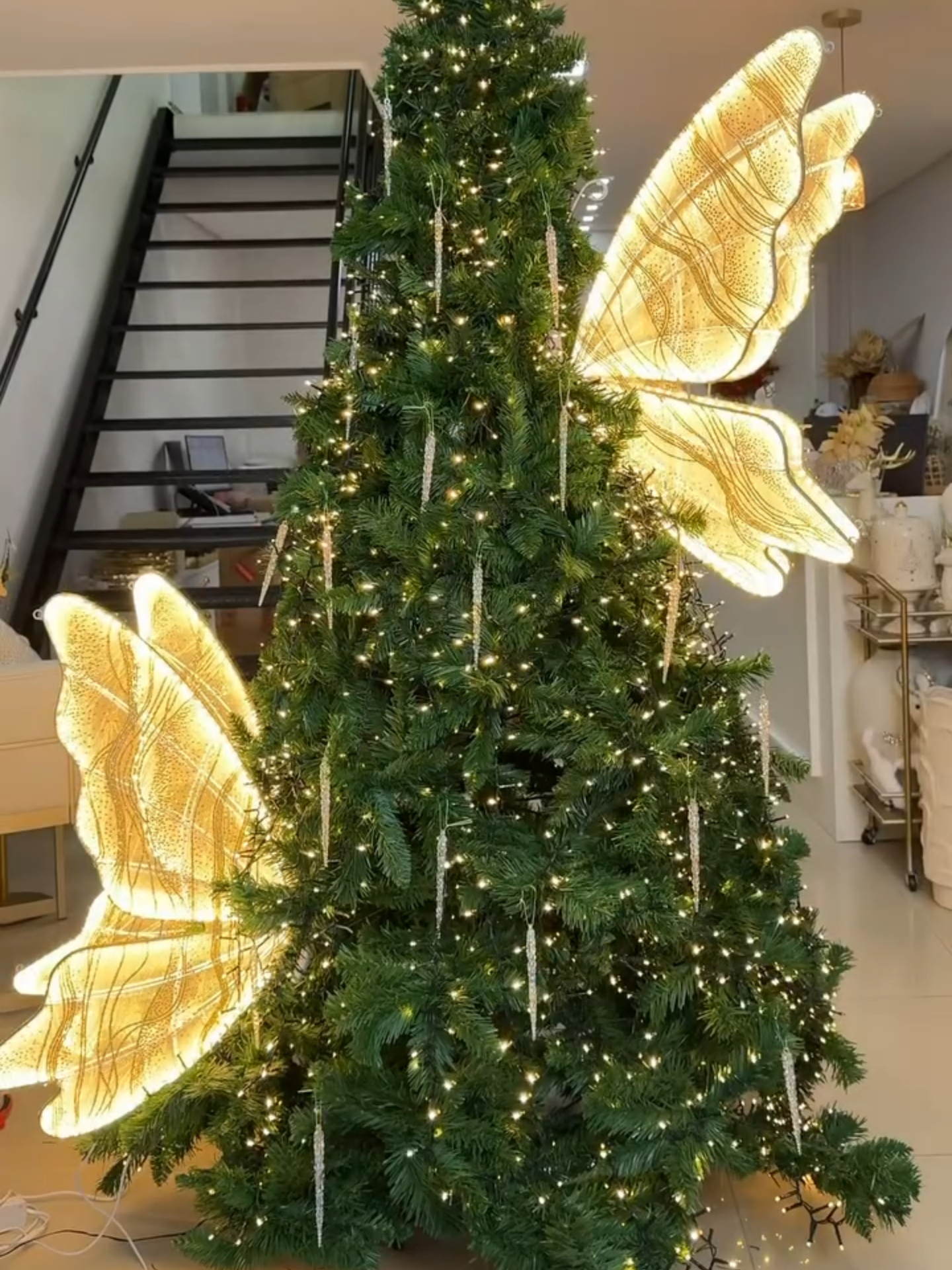 Borboleta de LED na árvore #charmdecor #natal #arvoredenatal