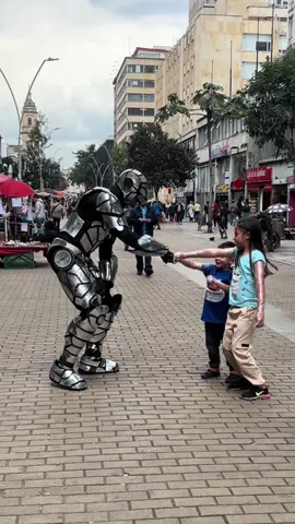 Los niños son la luz del mundo 🤩 #robot #robotron #kids #dancing 