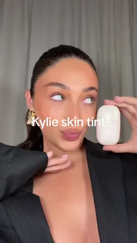 I just found my new go to skin tint and she’s gorgeousss! This is the @Kylie Cosmetics Skin Tint Blurring Elixir in shade 3.5 @shoppersbeauty #SkinTintBlurringElixir #KylieCosmetics #ad