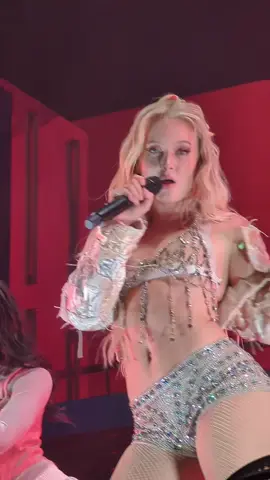 I miss Zara soooo much 🥹 @Zara Larsson #zaralarsson #zaralarssonlive  #aintmyfault Video by: sebastian97e (ig)