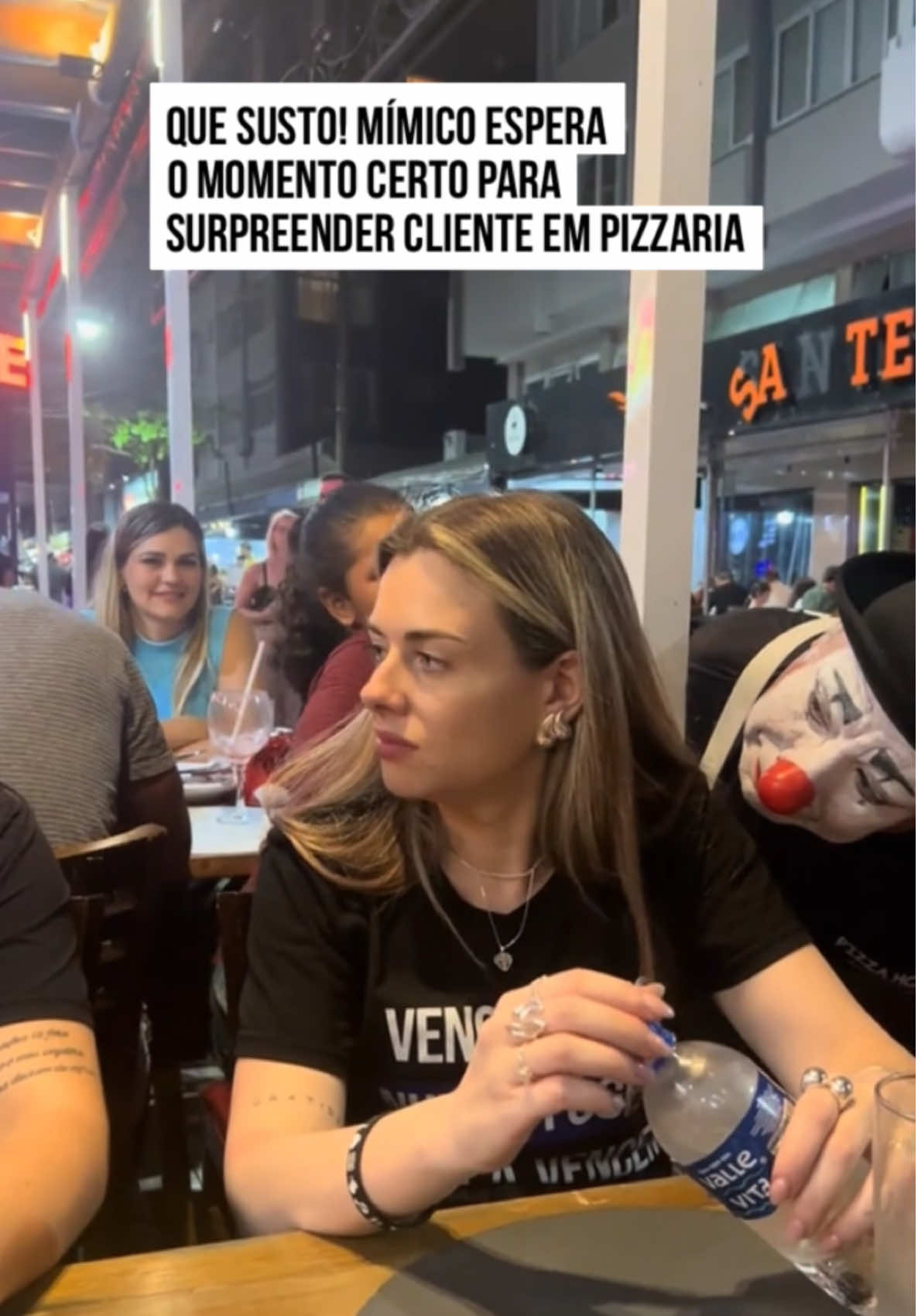 Distraída com a conversa da #amiga, em uma #pizzaria em Balneário Camboriú (SC), uma mulher mal pode imaginar o que a aguarda: um #susto daqueles.  Em vídeo que circula nas #redes, é possível ver que todos ao redor, incluindo os #acompanhantes da moça, esperam para ver a reação dela ao se deparar com uma figura que pode ser tão divertida quanto #assustadora.  Ao se virar, ela leva um susto genuíno e grita. O melhor é que o #mímico também se assusta e se afasta “irritado” com a moça, o que gera muitas#risadas. E você? Teria medo? #TikTokNotícias 🎥 @Kelitasantinoni | @myhoodbr
