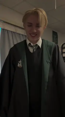 im rereading order of the phoenix right now AND IT MAKES ME SO STRESSED 😭 i hate umbridge so much 🔥🔥 #harrypotter #harrypottercosplay #drarry #draco #dracomalfoy #dracocosplay #dracomalfoycosplay #slytherin #dracotok #fyp 