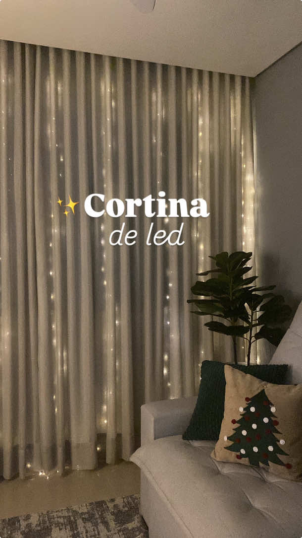 ✨Vai ter muita luz sim! 😂 Deixa o ambiente tão gostoso, eu amooo ❤️ 300 luzes de cortina de led com controle remoto e oito modos de iluminação.  A cortina de luzes perfeita para a decoração da sua casa neste NATAL 😮‍💨🎄 🔗Gostou? Comenta eu quero que te envio o link. #acheinashopee #achadinhos #natal #achadinhosshopee #decornatal #xmas #merrychristmas #luzesdenatal #cortinadeled #nataldecor #casadecorada 