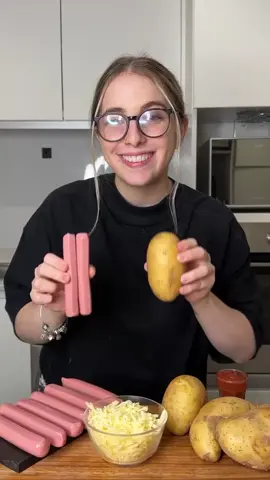 #Repost  SALCHIPAPA: Una receta que siempre quise probar y me encantó ✨🤤 • Siempre que veo esta receta, me tienta muchisimo! Obviamente la hice a mi estilo, pero me encantó! Ideal para hacer para una juntada con amigos! 🌭🥔 • Vas a necesitar: - Salchichas 🌭 - Ketchup Natura @mundonaturaargentina  - Salsa de Soja - Papas 🥔  - Aceite Natural 🌻  Para la salsita de queso: - 150 gr Queso 🧀  - 50 ml Leche - 50 ml Vino blanco - 30 gr Almidon de Maíz • Prueben esta receta, que les va a encantar! ❤️ • #salchicha #papa #papas #Receta #recetas #recetafácil #recetasfaciles #food #foodporn #cheese #queso #salchipapa