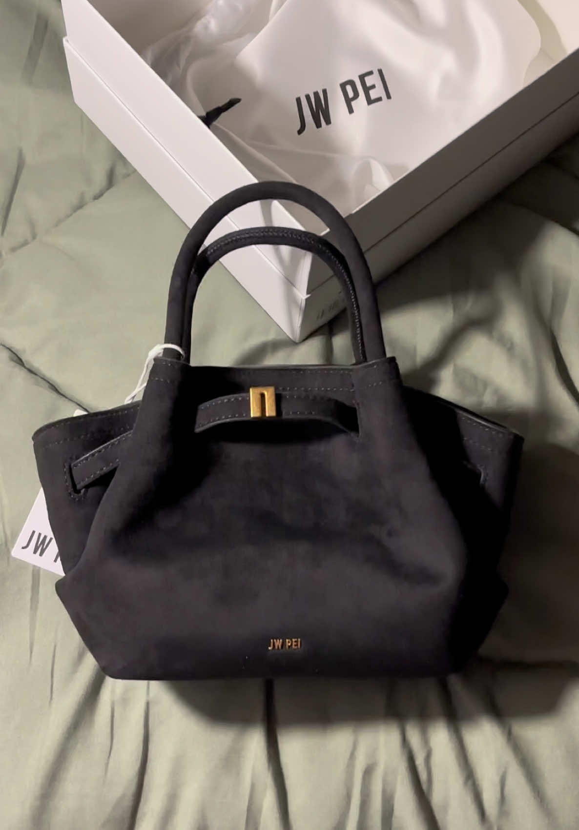 رسمًيا شنطة الشتاء🖤 #اكسبلور  #explore #black #bag #winterfashion @JW PEI 