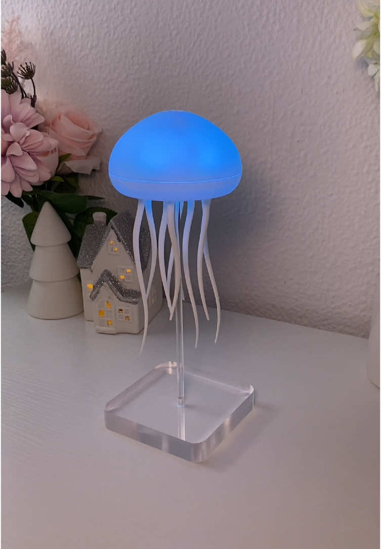 Forever my favorite lamp😭🪼🫶🏼 #jellyfishlamp #jellyfish #lamp #decoration #decor  Transform your space with this amazing Medusa LED lamp. With changing LED lights that mimic the hypnotic movement of a jellyfish in the water, this lamp is perfect for creating a relaxing atmosphere in your room or to give a unique touch to your office. Ideal for sea lovers and modern decoration.