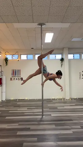 STATIC POLE COMBO! 💛 You know I love a good static pole dance combo! 🙃 #staticpole #polesport #polefitness #staticpolecombo #poleinspiration  