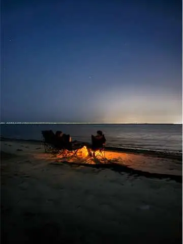 ذلك الشعور الفطري بالحزن والفرح الذي كان يومًا أمرًا بسيطًا، صار اليوم أشبه بالدعاء الذي يستغاث به بين الحين والآخر، يحمل في طياته رجاءً مستترًا بأن يعود إلى أصالته. هذه الفكرة تطرقت إلى ذهني منذ سنوات طويلة، تهمس لي كدندنة متواصلة، فتذكرني بما قاله جورج جرداق ذات مرة: “بعد حين يبدل الحب داره… والعصافير تهجر الأوكار.” كتبها بهدوء، على جدران صغيرة من الكلمات، إلا أن أم كلثوم حملتها إلى العالم، فصار وصفه تعبيرًا خالدًا عن رحيل الشعور، كتمثال يأبى الانكسار. وكأن العصفور الذي رسمه جرداق في مخيلته لا يستقر في مسكن واحد، كناية عن الحب الذي تهجره السكينة، وعن الأوكار التي تنقضّ فيها المشاعر مثلما تتبدل الديار. لم يكن جرداق، وهو يكتب هذه الكلمات، قادرًا على نفي ذلك الرحيل، بل كان وكأنه يحتفظ به كحقيقة أبدية لا سبيل إلى التغاضي عنها. ومع ذلك، لا تزال الحياة تلهو بنا، تدفعنا إلى استحضار فكرة العودة إلى الحب من جديد، كأننا في كل مرة نقول: “تعالَ أحبك الآن أكثر”. هذه العبارة البسيطة كم حملها جرداق من أعباء المعنى، وكم أضاف عقلي عليها، متجاوزًا حتى فكرة الشاعر إلى آفاق أرحب. وعندما انتهيت من قراءة تلك الأبيات، أخذت أبحث في نفسي عن كيف يتشكل الشعور هذه الأيام وقد أصبح أشبه بكيان مادي مستقل، ندفع أنفسنا إليه بكل الأشكال. نراها تتخذ أقنعة مختلفة في الكلمات، بل ونُخرج المال أحيانًا للحاق به أو الإحساس بومضته. يبدو كأن الناس الآن يبحثون عن المشاعر وكأنها سلعة، تُباع وتُشترى، وتُصنع لها أزياء وألوان. ترى أحدهم يصور البحر كصديق وفيّ، ثم يصمت لوهلة فيصفق له الجميع. وآخر يشبّه البيت بالسكينة والمأوى، فيصفق له الجميع أيضًا. وكأن البديهيات قد تحولت إلى أدلة يُستند إليها لتأكيد رجاحة العقل وسلامة الفكر، في حين أن الإنسان الطبيعي، حين تهدأ الأرض وتغيب الشمس، يعود إلى خياله الفطري. يلهج العابد بالدعاء، وتغني الأم لأطفالها بحب، ويغلق المزارع أبواب مزرعته بعد يوم طويل. وكأن كل شيء اليوم أصبح بحاجة إلى إعادة اكتشاف. ففي الماضي، كانت مثل هذه المشاعر واضحة وصافية، وكانت الدموع تذرف بصدق، والفرح يضيء الوجوه دون حاجة لإظهار زائد أو بهرجة. أما الآن، بات علينا أن نبتكر طرقًا جديدة لنصل إلى ما كان يومًا أمرًا عاديًا، لأننا، وربما من دون أن ندرك، جعلنا من أبسط مشاعرنا معادلات صعبة نحاول فك رموزها.