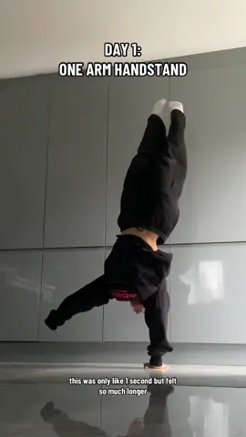 I was actually surprised because I can’t even hold a normal handstand for too long🤣 #handstand #oah #onearm #calisthenics #gym #Fitness #homeworkout #bodyweight #GymTok #fitnesstok #tamil #fyp 