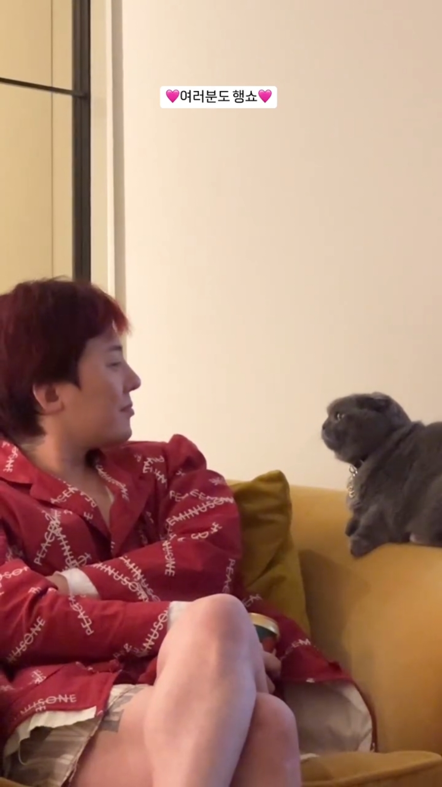 Baru kali ini gw iri ama kucing...  Zoa gmna rasanya bisa sedeket itu ama naga 😭🔥🔥🔥💛 #gdragon #gdragonbigbang #jiyong #kwonjiyong #peaceminusone #bigbang #fyp 