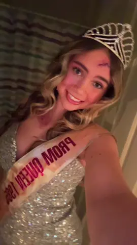 prom queen 🔪🔪 #killer #blood #halloweencostume #dress #promqueen #party #fypシ 