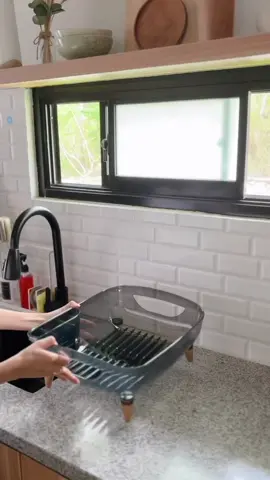 Akhirnya upgrade dish dryer baru 🙌 Setelah pemakaian dish dryer lama selama 2 tahunan akhirnya aku upgrade juga ke boshi dish dryer dari @Hakaru.homeliving  Senang banget karena selain desainya yang elegan, warnanya yang transparant, aliran pembuangan airnya juga adjustable jadi gak perlu repot buat manual lagi buang airnya. Yang mau samaan bisa cek link di bio aku no 125 ya 🫶 #hakaru #hakaruhomeliving #dishdryer #penirispiring #peralatanrumahtangga #fyp 