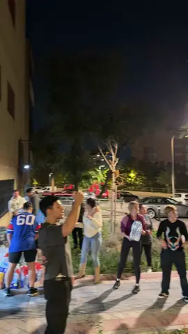 2 camiones llenos que salimos de madrugada para Valencia🖤 gracias a todos, humanidad en estado puro, con lsgrimas en los ojos🫶