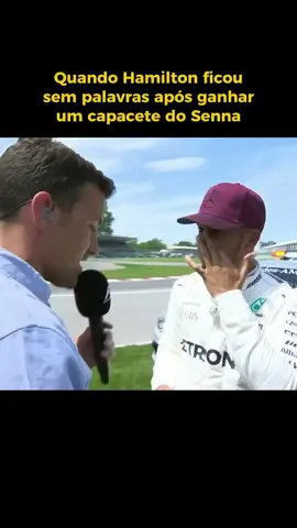 E agora Hamilton vai pilotar o carro do seu herói, Ayrton Senna, em Interlagos! Não podiam ter escolhido melhor! Essa cena aconteceu no GP do Canadá de 2017, quando Hamilton igualou o recorde de poles de Ayrton Senna, e foi presenteado pela família do piloto brasileiro, com um capacete usado em uma corrida. #f1 #formulal #hamilton #senna #ayrtonsenna