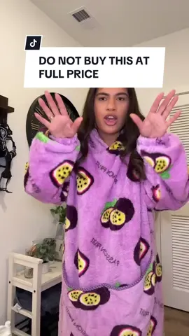 Why didnt i just wait to buy it😭 i paid full priceeee #blankethoodie #hoodedblanket #blanket #blanketlife #warm #cozy #christmas #holiday #winterfashion 