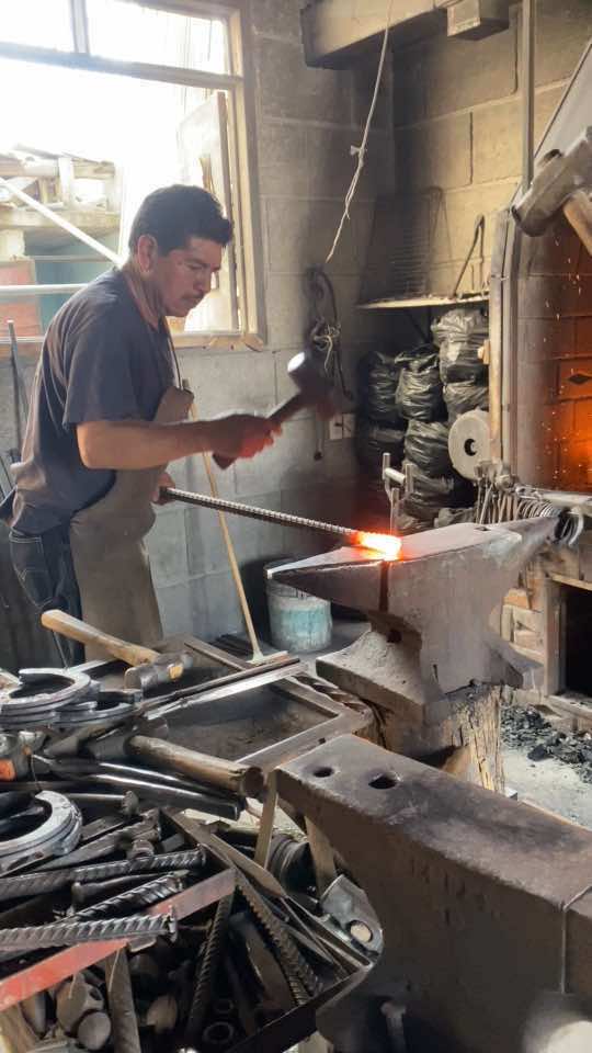 #forja #herrero #toluca                  un herrero completo 🤠