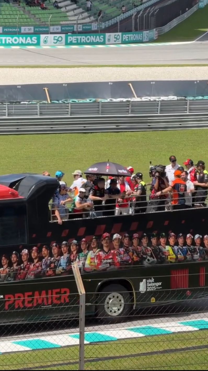 Rider fan parade 🚎🎉 #motogp #motogp2024 #marcmarquez #MM93 #weare93 #babyalien #goat🐐 #malaysiangp #theking #gresiniracing #ducati #marquez #93 #sepangcircuit #fyp #foryou #xyzbca #fypシ #Motorsport #racing #fanpage #tiktokpelitfyp #raceday #motogpindonesia #marcmarquez93 #gresinifamily #sportnews #marcmarquezfan #parade 