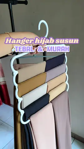 Gak pusing lagi liat hijab berantakan, karna sekarang udah rapi berkat hanger susun ini 🤩 #hangerhijab #hangerjilbab #hangersusun #hangerhijabmurah 