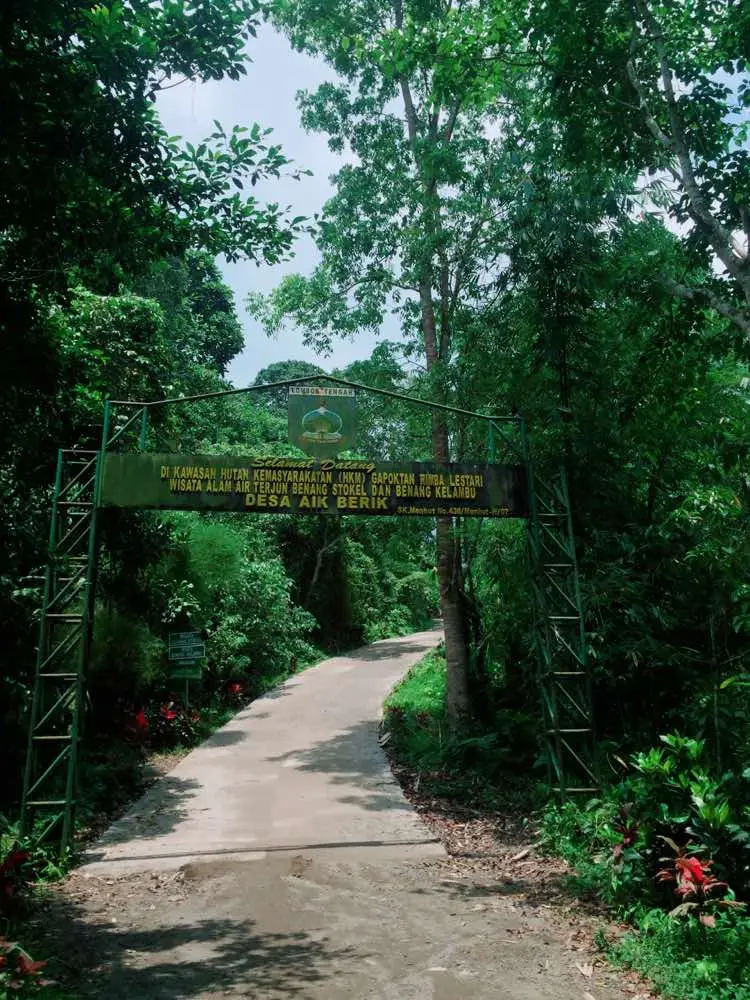 Poto Random menuju wisata Air terjun yang sangat indah indah dan indah 🍃🖤  #bismillahfyp #bismillah #foryou #xyzbca #vibes #estetik #airterjun #wisataalam #waterfall #fyp #benangkelambu #benangstokel #kelambu #stokel 