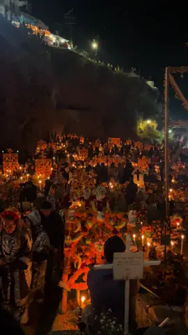 Isla de Janitzio. 1 de nov 2024 📍Panteón Janitzio, Michoacán México. #diademuertos #mexico #isladejanitzio #patzcuaro #panteon #michoacan #tradicion #mexicolindo 