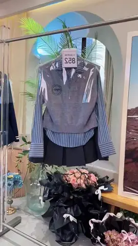 Áo Sơ Mi Kẻ Kèm Gile Len Thêu Chữ Sét 2 món#setaonu #setaosominu #aosominu #aonu #aosomikemaogile #aogile #phoidoxinhxinh #phoidonu 