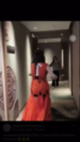 Orm *chạy đến ôm Ling* Ling hỏi Orm*: Em có vui không ~ Orm *gật đầu” Мае Коу: Happy~ Ling: Cố lên! Chị sẽ đi trang điểm bây giờ. Orm: Tạm biệt, cố lên ạ Mae Koy: Tạm biệt con, chúc con may mắn! Mẹ sẽ cổ vũ cho P'Ling.  Cưng quá trời quá đất 😍😍😍#Ormkornaphat #linglingkwong #LingOrm 