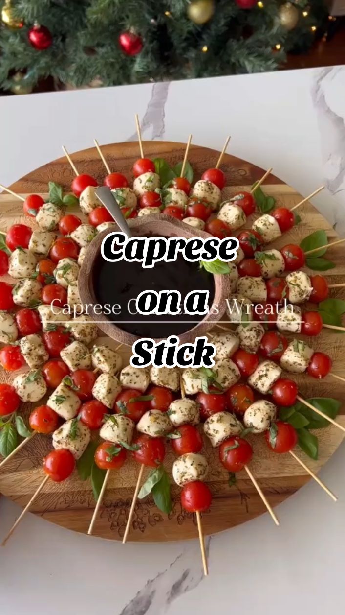 Save this quick easy Caprese on a stick I make this  throughout the year & its always a hit! What you need: 52 grape tomatoes 52 mozzarella balls 2 tbsp olive oil 1 tbsp Italian seasoning Sea salt Black pepper Fresh basil leaves Balsamic glaze @Spoonful of Si  #caprese #app #fingerfood #onastick #Italian @likes2cook