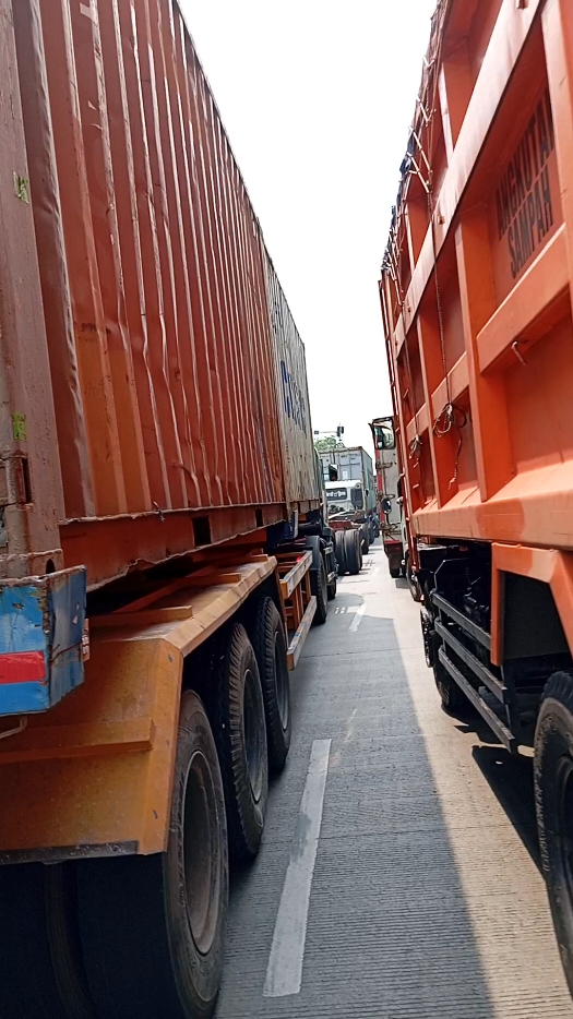 keadaan jalan setiap hari di lalui mobil besar #kontainer #jalanan #truk #tranformers  #banmobil #banbesar #jakarta #tanjungperiuk  #JakartaUtaratanjungPriok #jalancacing