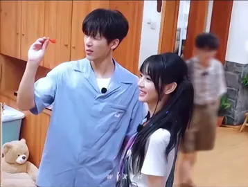 Nhìn hai b ấy chơi vui chưa kìa, tiểu Điền đứng với VAV nhìn nhỏ con xĩu ( mặc dù lớn hơn 1 tuổi🤭” #dienhivi #tianxiwei #田曦薇 #vuonganvu #wanganyu #crazytreasurehunt #忙忙碌碌的生活中 #xh 