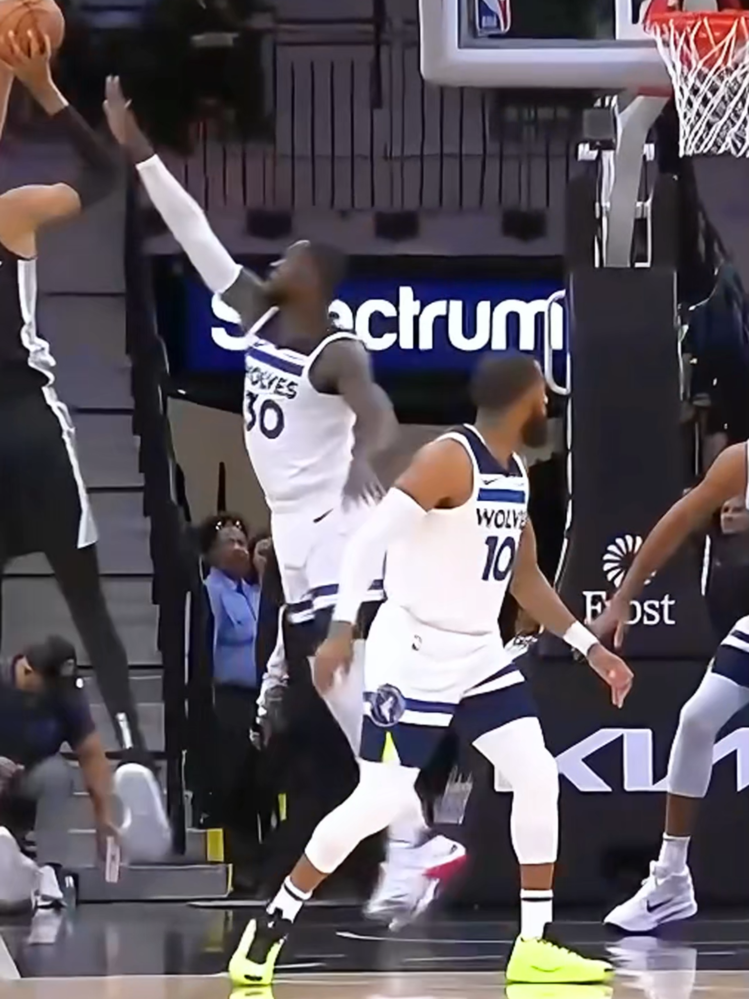 Wemby showing off his smooth moves! Watch as he fakes out his defender with a flawless spin, then nails the fadeaway shot. The skill and finesse are unreal – another highlight from Victor Wembanyama's impressive play.🔥💯 #Wemby #Fadeaway #BasketballMagic #NBAHighlights #BallControl #Hoops #VictorWembanyama #BasketballSkills