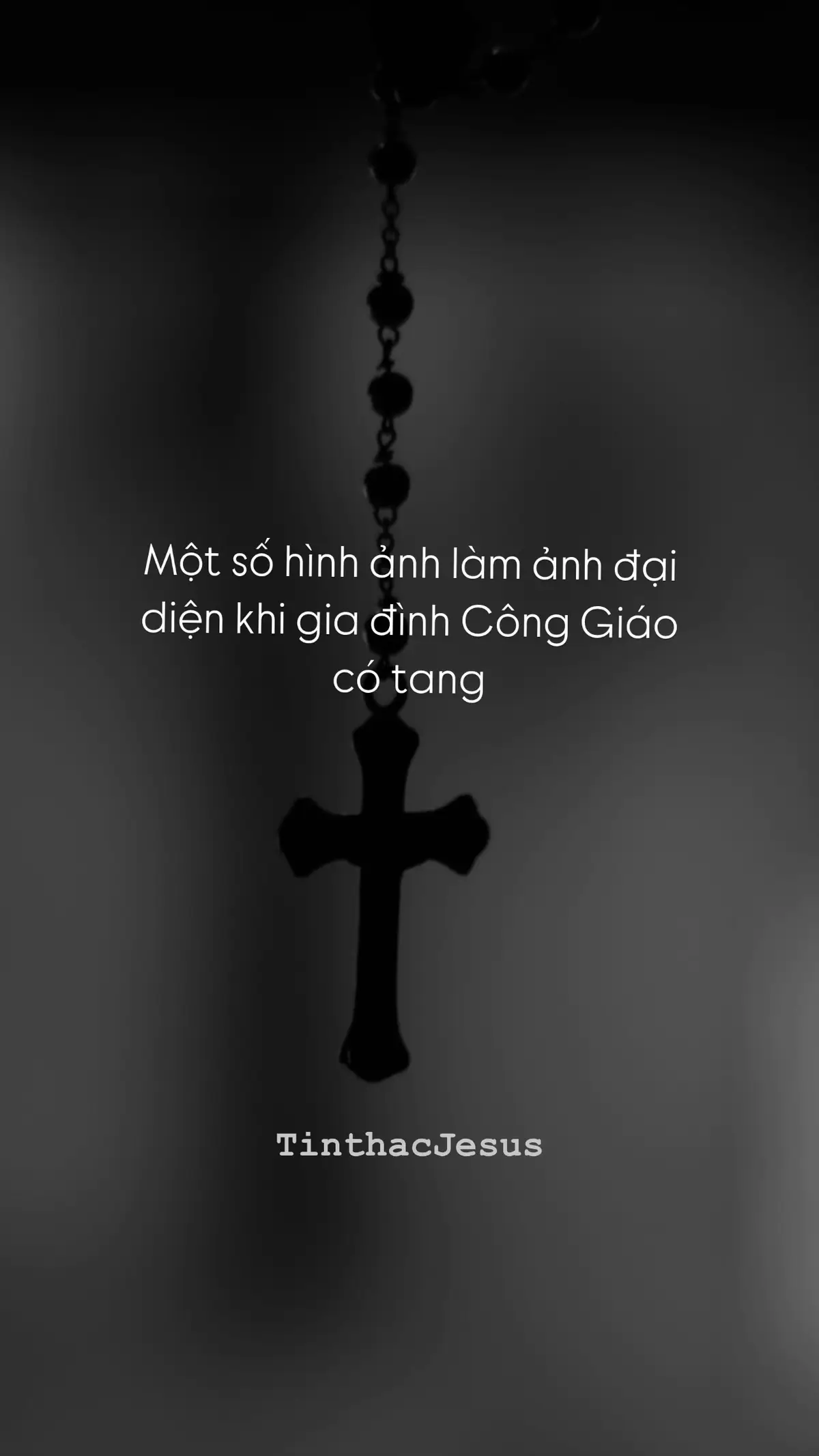 - Để tránh sử dụng những hình ảnh của các tôn giáo khác và nêu bật tinh thần của người Công giáo khi gia đình có người thân qua đời, con xin gửi cộng đoàn một số hình ảnh có thể lấy làm ảnh đại diện cho tài khoản mạng xã hội để thông báo tin buồn đến bạn bè người thân.  - Hình ảnh gồm 2 biểu tượng chính là ngọn nến hy vọng vào sự phục sinh và cây thánh giá biểu tượng cho niềm tin Ki-tô. - Trong mô tả ảnh đại diện có thể thêm dòng này: Xin cộng đoàn hiệp ý cầu nguyện cho linh hồn (tên Thánh người qua đời) là (mối quan hệ với mình) sớm được hưởng Tôn Nhan Thiên Chúa