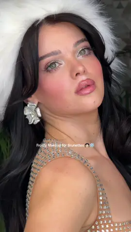 Frosty Makeup is a trend, but most of girls who do it are blondes✨ so here I did a lil tutorial for my brunette girlies 👧🏻🫶🏼  Broduct breakdown: @SHEGLAM glow mixer ‘PEARLY WHITE’ @makeupbymario cream bronzer ‘MEDIUM DARK’ & setting powder ‘2 NEUTRAL LIGHT’ & setting spray @Natasha Denona Hy-Glam Concealer ‘N2’ @Huda Beauty blush filter ‘LATTE’&’COCO LOCO’ & Icy Nude PH Face Gloss  #MakeupRoutine #everydaymakeup #dailymakeup #summermakeup #trendingmakeup #mediumcontrastmakeup #frostymakeup #icymakeup 