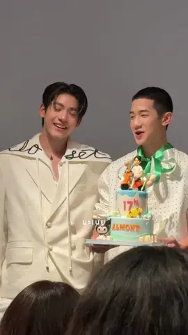 ตอนแรกแอลม่อนฮึบได้แล้ว แต่พอโปรเกรสถือเค้กมาให้ ร้องไห้น้ำตาหยดเป็นเม็ดๆเลยยย โอ้ยย ยังเป็นเด็กเล็กของทุกคนอยู่เสมอลูก  (@แอลม่อนไม่ใช่อัลม่อน @___progresss___ ) #Almondbabybigboy  #Almond17thWhiteBirthday
