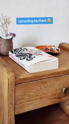 DIY Upcycling d’une vieille table de nuit ⤵️ 🔧 Chaque mercredi, on passe chez Emmaüs, et cette fois, on est tombés sur une vraie pépite ! Souvent, les petits meubles sont sympas mais en contreplaqué ou OSB, donc pas toujours top niveau qualité… Mais là, on a déniché cette jolie table de nuit en bois massif, parfaite pour le côté de Mathieu dans notre chambre. On n’est pas experts pour reconnaître les essences de bois, mais on sait qu’elle nous plaît beaucoup ! 🥹 De retour à la maison, on a commencé par décaper puis poncer le meuble. Ça a révélé un bois clair magnifique 🥰. On s’est fixé un budget de 10€ pour ce projet, histoire que le challenge soit réalisable pour tout le monde (et que ça revienne moins cher qu’un achat en magasin) ! Il nous reste à réparer le tiroir. Si vous avez des idées, n’hésitez pas à les partager en commentaire ! 😊 #DIY #diyproject #doityourself #renovation   #homeinspi #upcycling #diydecor #economie #recup  