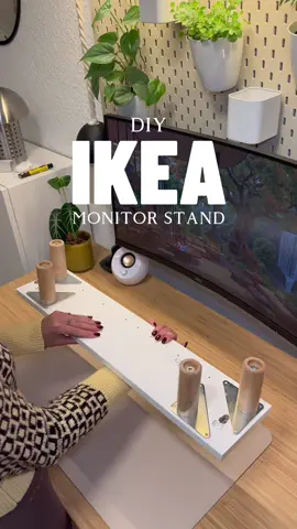DIY IKEA Monitor Stand 🖥️⚡️ Monitorständer sind zum Teil wirklich teuer ist mir auffallen! 😅 Deswegen habe ich mir heute meinen Monitorständer einfach einmal selbst gebaut!  Dazu habe ich die Schubladenfront ‚ENHET‘ und die Möbelfüße ‚EKET‘ genutzt. 🔨☺️ Ob zusammenkleben oder schrauben, beides funktioniert.  Super einfach und schnell! Was sagt ihr? 🫶☺️ #ikea #ikeahome #ikeadiy #ikeahack #wohnen #interior #inspiration #ikeaideas #homedecor #wohnideen #monitorstand #desk #desksetup #deskgoals 