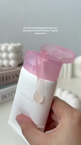 Moisturizer for oily skin! ✨  BEST INGREDIENTS: - Aloe vera leaf extract and Adenosine help improve skin firmness and tighten large pores - Niacinamide helps fading dark spot to brighten the skin tone - Himalayan pink salt removes impurities in pores to prevent pore enlargement - Cypress tree extract and witch hazel soothes and cools sensitive skin #moisturizer #moisturizerrecommendation #moisturizerrecommended #poremizinglightgelcream #skin1004 #skin1004poremizing #skin1004ph #skin1004poremizingcream #skin1004moisturizer #fyp #foryou #bestpurchase #musthave 