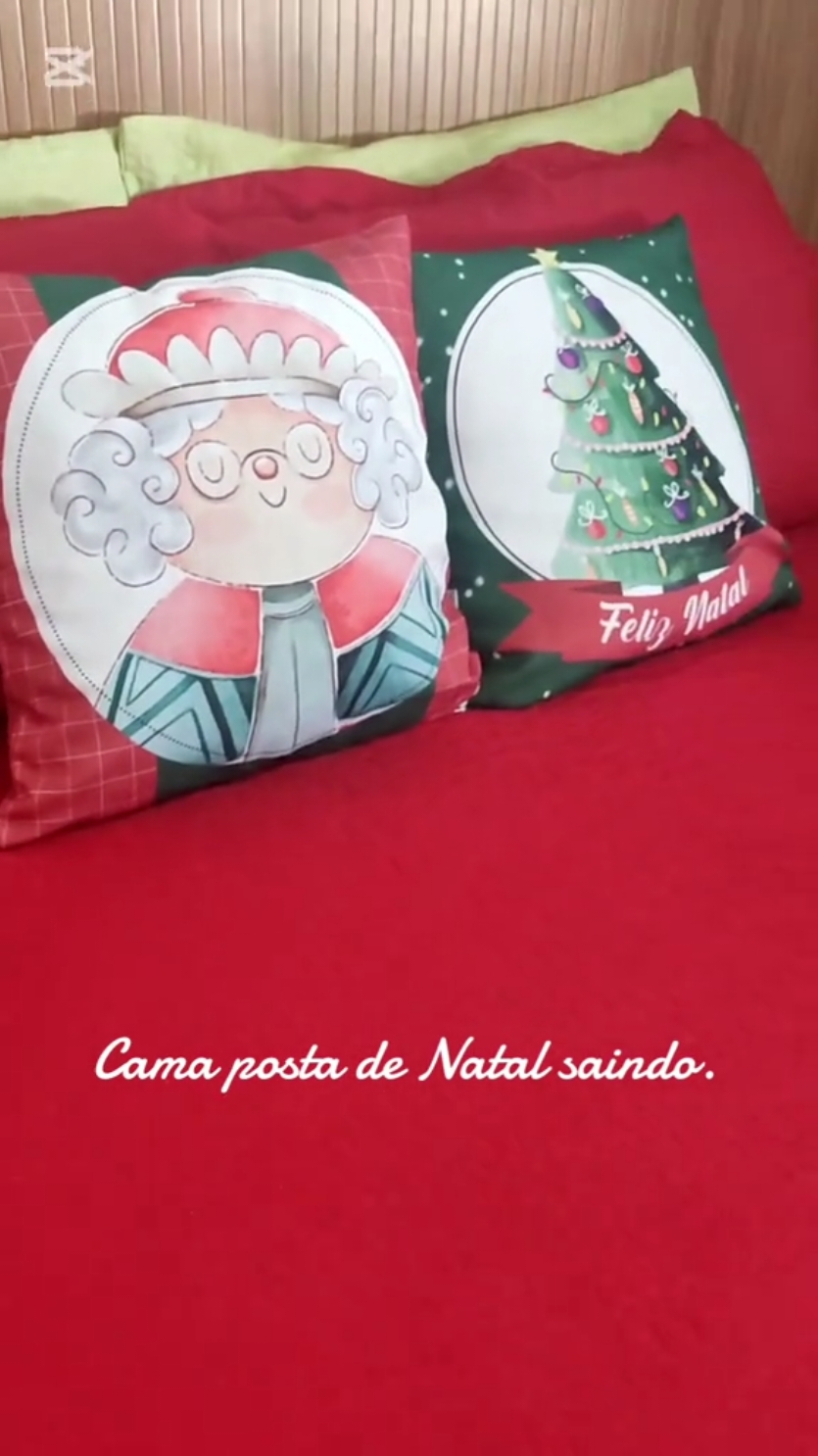 Saindo uma cama posta de Natal por aqui. #camaposta #cobreleitovermelho #camaarrumada #camasimples #cama 