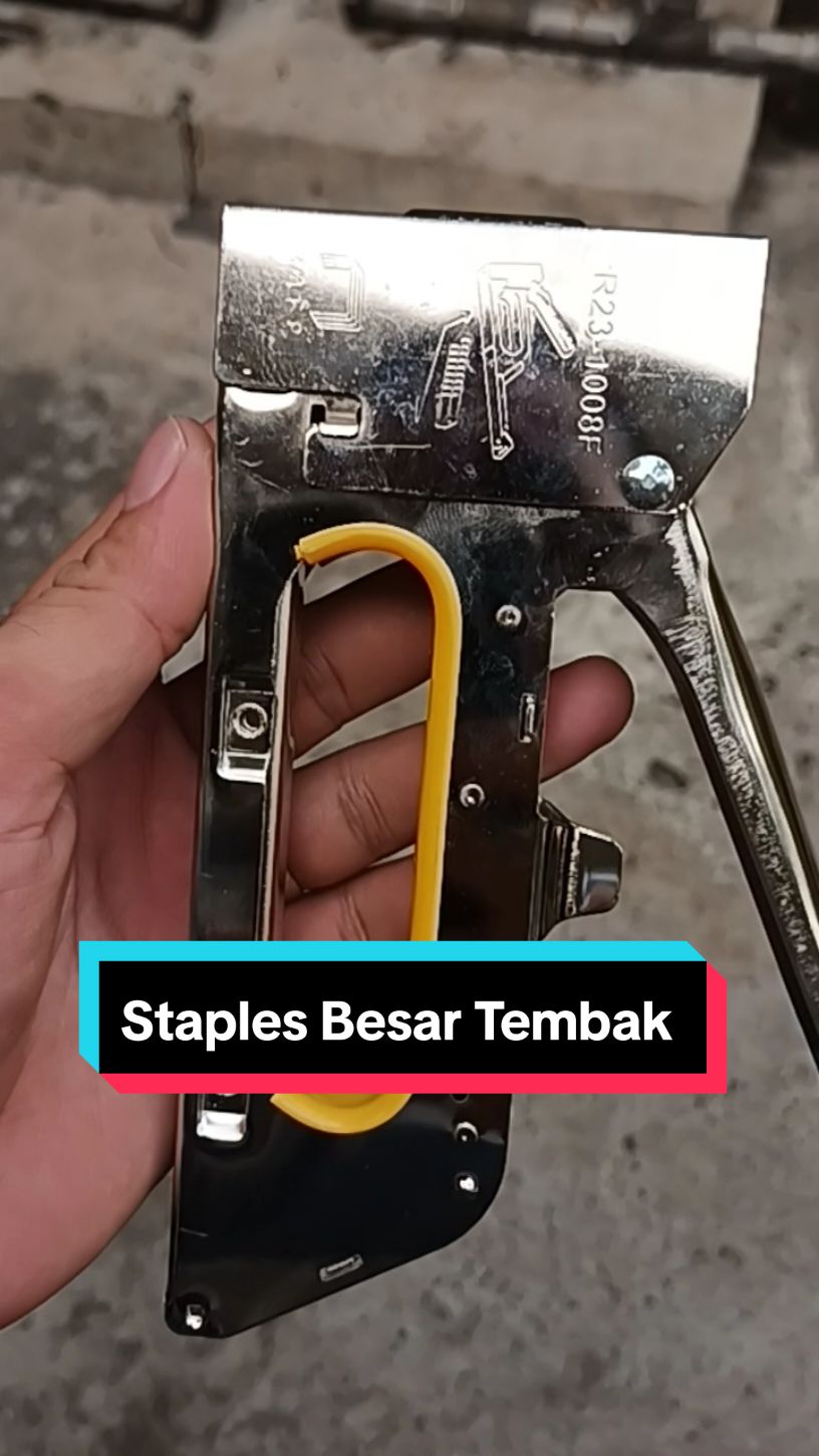 Staples tembak besar,bisa di pakai untuk sarung jok motor,sofa,dinding kayu,gipsum dll.  #staplestembak #steplestembak #staplertembak #steplergun #staplestembakmurah 