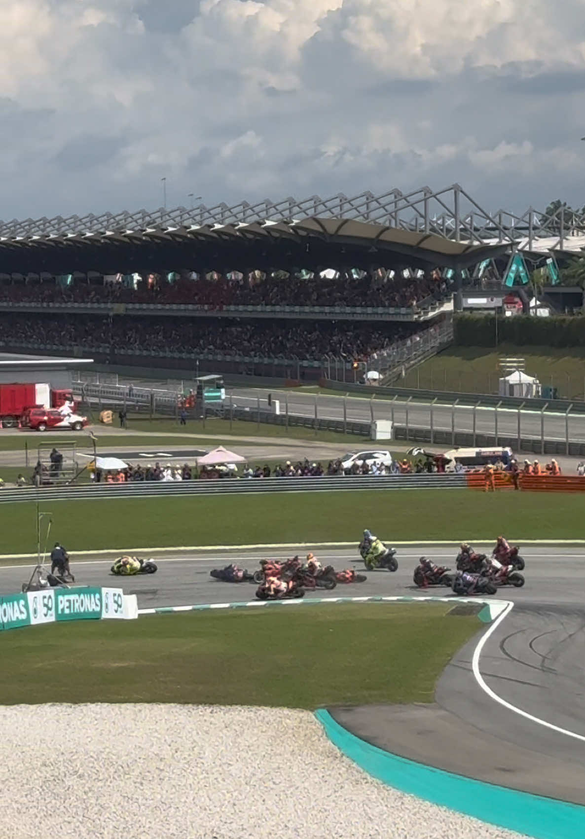 Insiden kemalangan melibatkan bekas juara dunia Fabio Quartararo dari Monster Energy Yamaha bersama dua penunggang Red Bull KTM, Brad Binder dan Jack Miller di selekoh kedua sebaik sahaja lampu hijau menyala ketika perlumbaan Grand Prix Motosikal (MotoGP) Malaysia 2024 di Litar Antarabangsa PETRONAS Sepang hari ini. #sic #sepangcircuit #motogp2024 