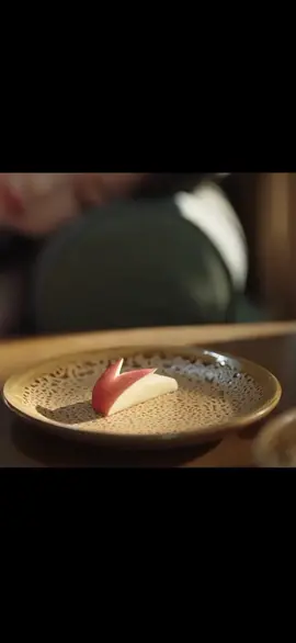 pas dulu chu li yang bikinin buat zhou chuan, sekarang gantian mu sheng yang bikinjn buat miaomiao. mana cara makannya mirip bgt lagi to@overlayssvsp  #lovegameineasternfantasy #cdrama #dingyuxi #yushuxin #moonlight 