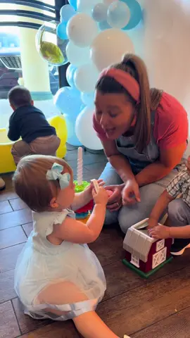 Absolute best experience, Charlotte leaped out of daddy’s arms to the Ms Rachel! 🥹🥰🤣 and keep in mind she doesn’t like to be held by new people but she was so certain it was the real @Ms Rachel !! #fyp #msrachel #msrachelsongforlittes #msrachelforthewin #msrachelreaction #firstbirthday #firstbirthdayparty 
