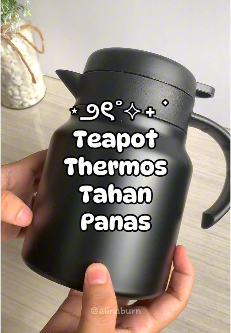 Sangat function ya teapot ni. Selalu buat air panas sejam ja dahh sejukkk. Niii tahan berjam2 siap berasap lagi air dalam tu😂. Mak2 kena ada satu dekat dapur. Sembang lama2 dengan tetamu pun air tak sejuk😜. Boleh pilih jenis n warna dekat beg kuning😉. Kalau takmau yang ada temperature display tu pon boleh..  #teapotthermos #thermos #teko #tekoteh #teapottahanpanas #teapotviral 