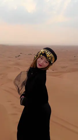 How do you like this outfit on me? 🐫🏝️🖤 #dubai #djsoda #dj소다 