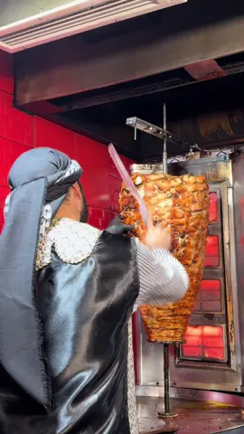 Under the midnight Syrian Shawarma✨, Adnan Abu Amir skillfully crushes the meat from the sizzling seekh, crafting the perfect shawarma with passion and tradition in every bite. 😋 في منتصف الليل داخل مطعم الشاورما السوري، يقوم عدنان أبو عامر بسحب اللحم من السيخ المتوهج بإتقان، ليصنع شاورما مثالية مليئة بالشغف والتقاليد👌🏻😋 Order Now ! 🤙🏻📲 📞  0301 8888630 📍  Shop #10, Sea Sun Complex, F-10 Markaz F 10/3 F-10, Islamabad, Islamabad Capital Territory  📍  Street 2، Phase4, Civic Center Bahria Town, Rawalpindi, Punjab . . . #SyrianShawarma #Abuamir #saleemshah #adnan #Shawarma #ChickenShawarma #ArabicCuisine #MiddleEasternFood #Foodie #DeliciousEats #FlavorfulBites #ShawarmaLove #StreetFood #foodlovers 