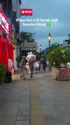 Sumpah ini ngejar beneran wkwk, tapi pelanggan jadi senang karena lucu, malah anak anak kecil pada gangguin😭🙏🏼  . Backsound me and @👋🏻hay #kotalamasemarang #genz #semarang #mixueicecream #cute 