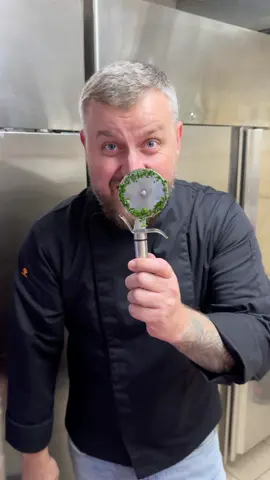 Testing if a pizza cutter can really chop herbs! 🌿🍕 Watch till the end to see if this hack works. Do you think it’s a time-saver or just another viral trick? 😂 #LifeHack #PizzaCutter #KitchenHacks #FunnyHack 
